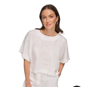 Never worn linen short sleeve drop shoulder slightly cropped top. Perfect cond.